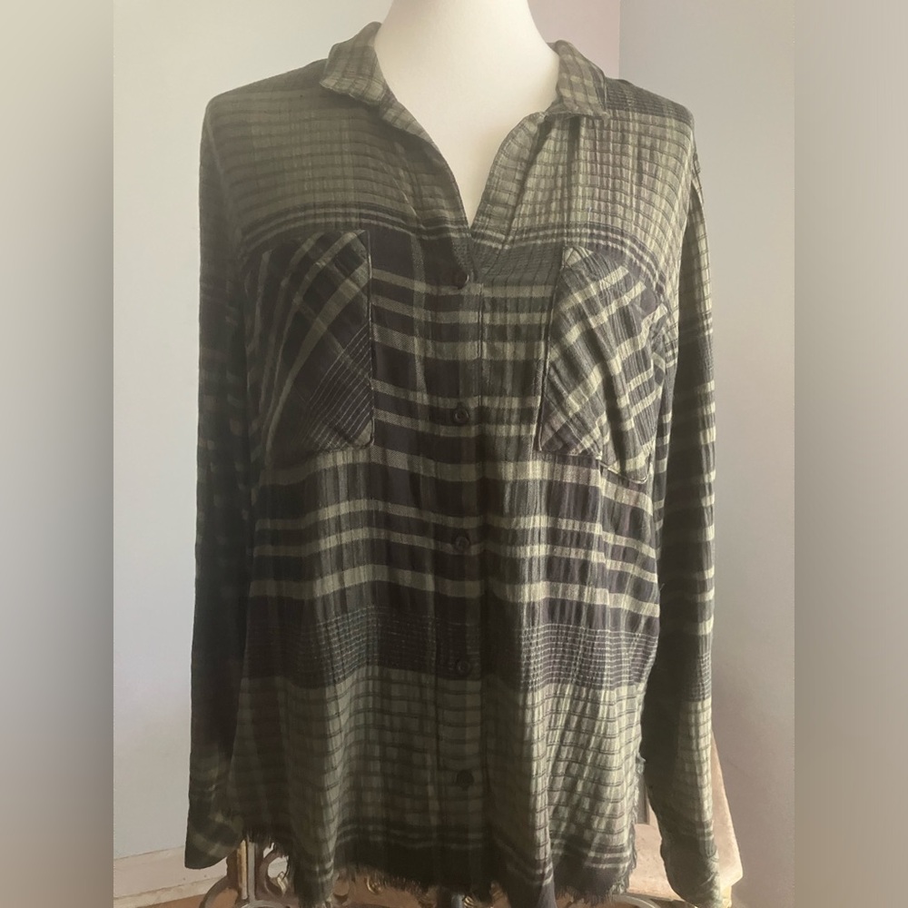 Anthropologie Cloth & Stone Green Black Plaid Button Down Shirt Frayed Hem Sz. M
